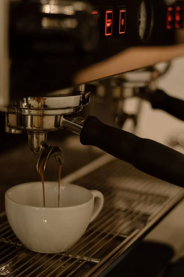 Espresso a cair numa chávena branca