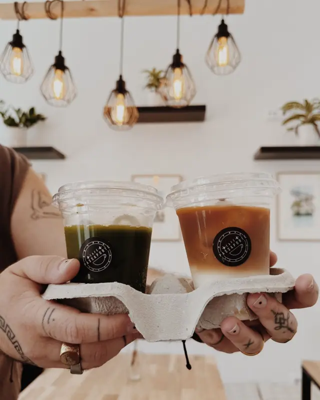 Matcha e latte frios debaixo das luzes do café