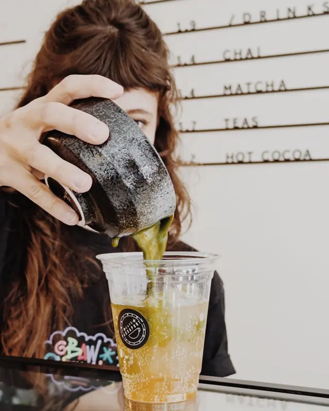 Matcha servido sobre água com gás