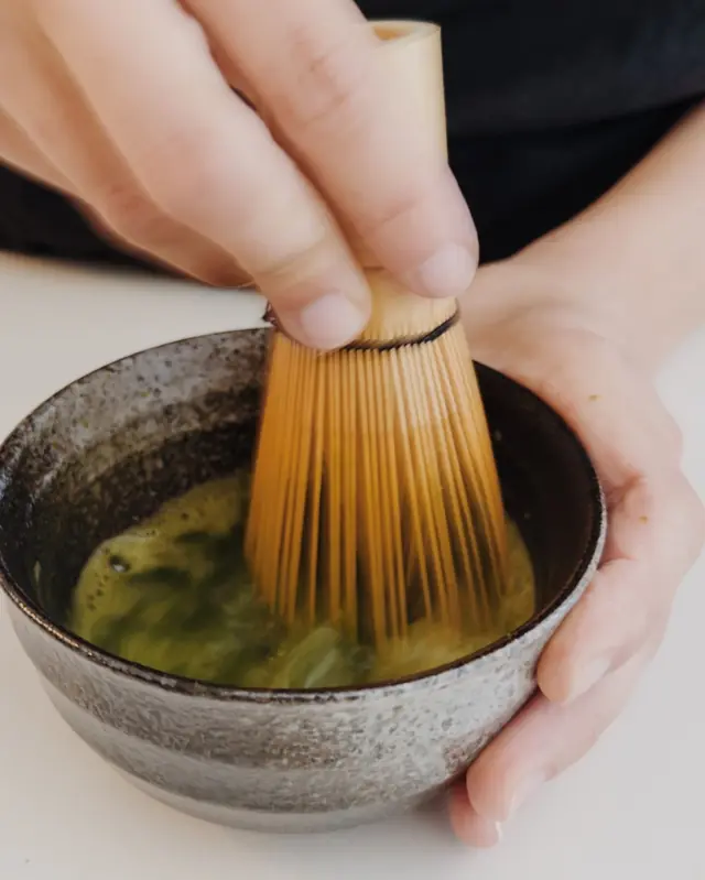 Matcha a ser batido com um batedor de bambu